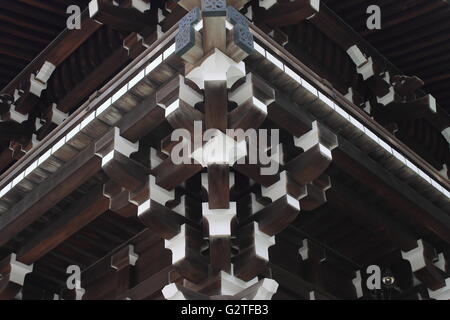 Angolo del tempio fatto di cipresso verniciato presso il Tempio di Meiji in Tokyo, Giappone Foto Stock