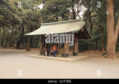 Meiji jingu temizuya (serbatoio acqua) per la pulizia delle mani Foto Stock