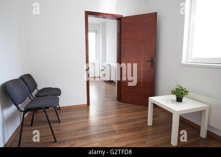 Interno di piccoli vuoti del medico sala di consultazione e sala di attesa senza persone. Foto Stock