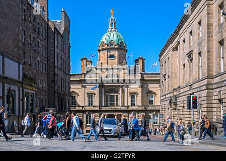 Pedoni camminando sul Royal Mile, nella parte anteriore del Lloyds Banking Group Sede scozzese ex HBoS ,il Tumulo, Edimburgo Foto Stock