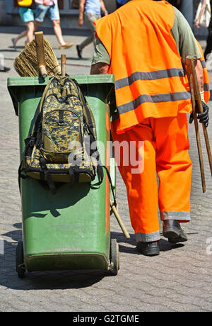 Pulitore di via al lavoro nella città Foto Stock