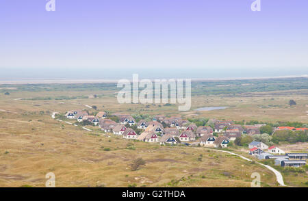 Vista in tipiche case olandese sulla isola di Ameland, Paesi Bassi Foto Stock