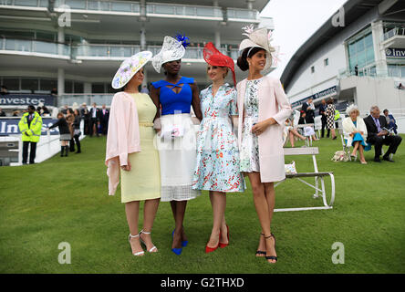 Racegoers immergetevi nell'atmosfera sul Signore giorno durante il 2016 Investec Epsom Derby Festival presso la Epsom Racecourse, Epsom. Foto Stock