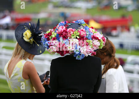 Racegoers indossare cappelli immergetevi nell'atmosfera sul Signore giorno durante il 2016 Investec Epsom Derby Festival presso la Epsom Racecourse, Epsom. Stampa foto di associazione. Picture Data: Venerdì 3 Giugno, 2016. Vedere la storia di PA RACING Epsom. Foto di credito dovrebbe leggere: David Davies/filo PA. Restrizioni: solo uso editoriale, qualsiasi destinazione d uso commerciale è soggetta alla preventiva ippodromo di Epsom Downs approvazione. Nessuna delle vendite private. Chiamate il numero +44 (0)1158 447447 per ulteriori informazioni Foto Stock