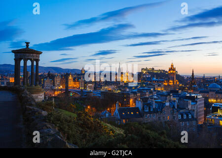 Skyline di Edimburgo al crepuscolo da Calton Hill, con la silhouette di Dugald monumento sulla sinistra del telaio. Foto Stock