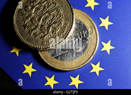 A 1 euro moneta e una libbra di moneta collocati su uno sfondo della bandiera europea, a Londra. Stampa foto di associazione. Picture Data: giovedì 2 giugno, 2016. Foto di credito dovrebbe leggere: Yui Mok/PA FILO Foto Stock