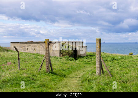 Fife sentiero costiero che passa la II Guerra Mondiale pistola radar della batteria posto di osservazione sulla collina di Kincraig Elie e Earlsferry Fife Scozia UK Foto Stock