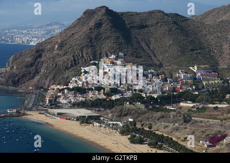 Vista del villaggio di San Andrés e Playa de Las Teresitas con Santa Cruz de Tenerife in distanza. Tenerife, Isole Canarie. Foto Stock