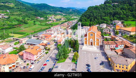 Vista aerea del centro di San Giovanni Ilarione e la chiesa di Santa Caterina in Villa (sec.XX), Verona, Italia. Foto Stock