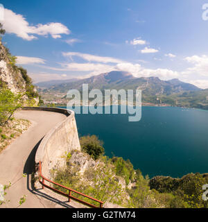 La mitica Ponale sentiero intagliato nella roccia della montagna in Riva del Garda, Italia. Foto Stock