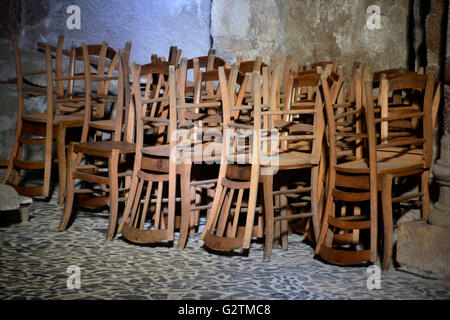 Sedie di legno in una chiesa, Francia Foto Stock