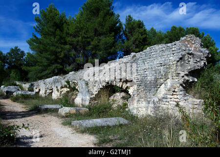 L acquedotto di Barbegal, Fontvieille, Bouches-du-Rhône, Provence-Alpes-Côte d'Azur, in Francia Foto Stock