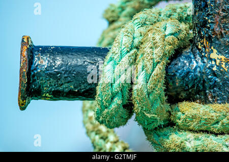 Gancio con linea di ormeggio di un peschereccio da traino Foto Stock