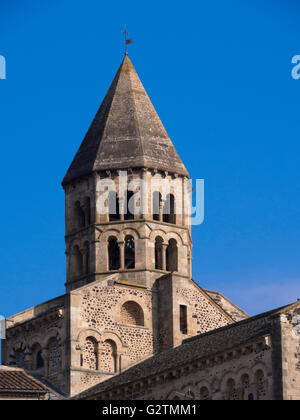 Il campanile della chiesa romanica di San Saturnino, Puy de Dome, Auvergne, Francia Foto Stock