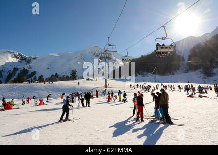 Gli sciatori sulle piste da sci a Le Mont Dore ski resort, Massif du Sancy, Puy de Dôme, Auvergne, Francia Foto Stock