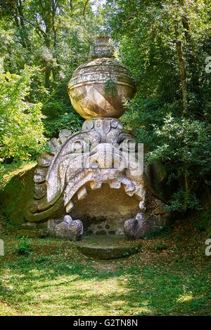 Scultura di Proteus, sacro bosco e legno santo, parco dei mostri, parco dei mostri di Bomarzo, Lazio, Italia Foto Stock