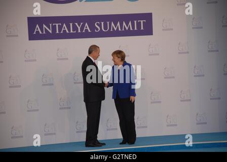 Il Presidente turco Recep Tayyip Erdogan (L) saluta il Cancelliere tedesco Angela Merkel come ha ufficialmente arriva per il vertice del G20. Foto Stock