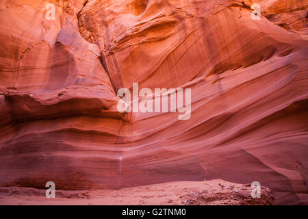 Orditi rock schemi di colore arancione pareti di arenaria in uno slot canyon. Foto Stock