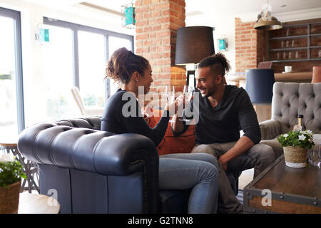 Coppia giovane celebra nel Bar insieme Foto Stock