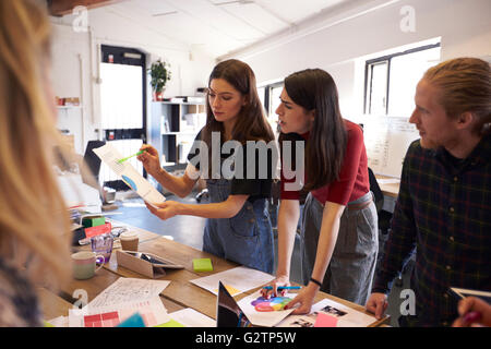 Creative Riunione di brainstorming in ufficio di progettazione Foto Stock