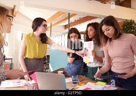 I progettisti di femmina avente Riunione di brainstorming in Office Foto Stock