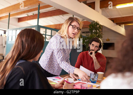 Donna Manager conduce Riunione di brainstorming in ufficio di progettazione Foto Stock