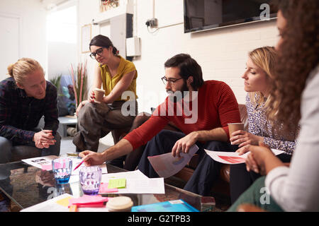 I progettisti seduto sul divano avente Riunione creativi in Office Foto Stock