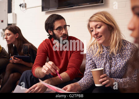 I progettisti seduto sul divano avente Riunione creativi in Office Foto Stock