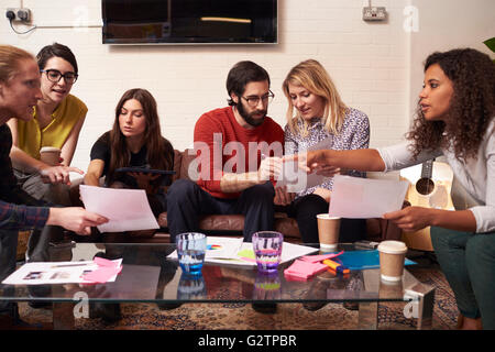 I progettisti seduto sul divano avente Riunione creativi in Office Foto Stock