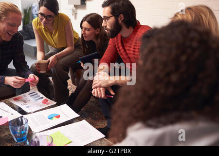 I progettisti seduto sul divano avente Riunione creativi in Office Foto Stock