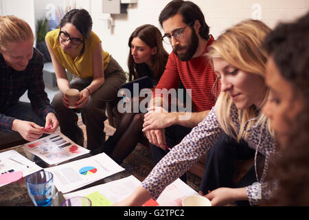 I progettisti seduto sul divano avente Riunione creativi in Office Foto Stock