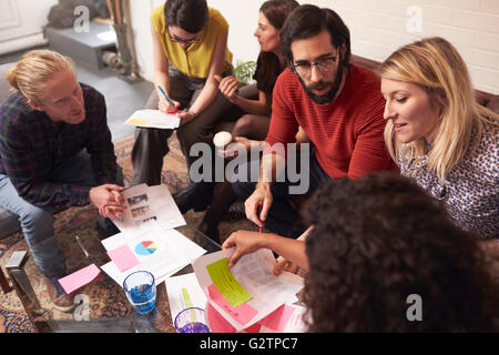 I progettisti seduto sul divano avente Riunione creativi in Office Foto Stock