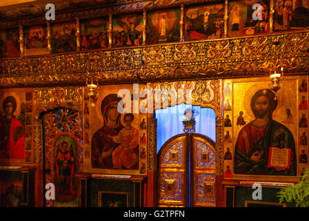 Umorismo monastero ; Chiesa Adormirea Maicii Domnului si Sfantul Gheorghe iconostasi, Romania Gura Humorului Foto Stock