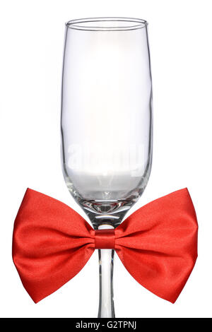 Vuoto in vetro champagne con red bow tie su sfondo bianco Foto Stock