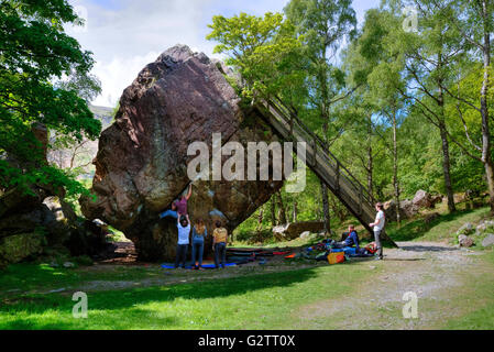 Bowder Pietra, Grange, Borrowdale, Lake District, Cumbria, England, Regno Unito Foto Stock