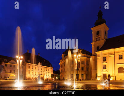 Piata Mare ( Piazza Grande) con Brukenthal Palace , il Municipio e la Chiesa cattolica romana, Romania, Transilvania, Sibiu Foto Stock