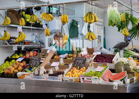 Spagna, Andalusia Cadiz, drogheria organizza la sua visualizzazione di frutta a lei in stallo il Mercato Centrale. Foto Stock