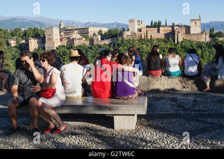 Spagna, Andalusia Granada, turisti guardano di fronte all'Alhambra dal punto di vista a la Iglesia de San Nicolas nel quartiere Albayzin. Foto Stock