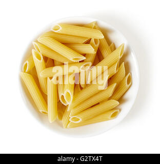 Penne la pasta nella ciotola, isolati su sfondo bianco, vista dall'alto Foto Stock