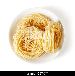 Nido di pasta in una terrina isolati su sfondo bianco, vista dall'alto Foto Stock