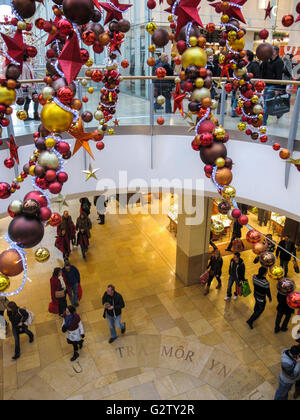 Le decorazioni di Natale all'interno della vivace St David's Shopping center nel centro di Cardiff, Galles, Regno Unito Foto Stock