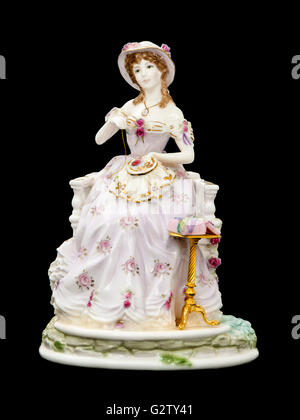 " Ricami " Figurina di porcellana da Royal Worcester. Scolpito da Maureen Halson, parte del 'Grazioso Arti' serie da anni novanta. Foto Stock