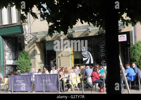 La Scozia, Glasgow, Merchant City, Outdoor cafe presso la Brunswick Hotel, Brunswick Street. Foto Stock