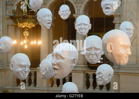 La Scozia, Glasgow, West End, Kelvingrove Art Gallery and Museum, Sophie Grotta ha 'flottante' le testine di installazione. Foto Stock