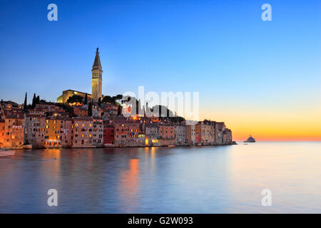 Città Rvinj nella notte Foto Stock