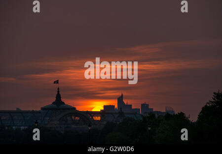 Una silhouette del Grand Palais des Champs-Élysées in Parigi, con il sole che tramonta dietro. Foto Stock