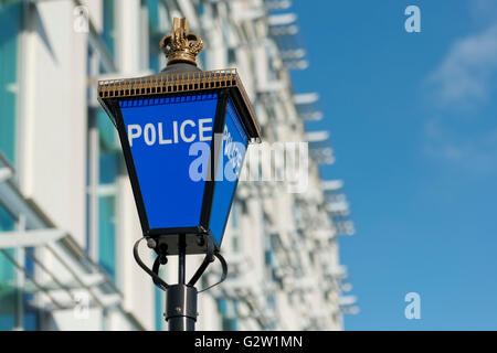 Una lampada di polizia al di fuori della Greater Manchester Questura situato nel Central Park in Newton Heath area della città Foto Stock