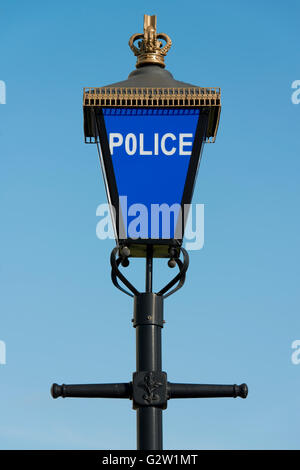 Una lampada di polizia al di fuori della Greater Manchester Questura situato nel Central Park in Newton Heath area della città Foto Stock