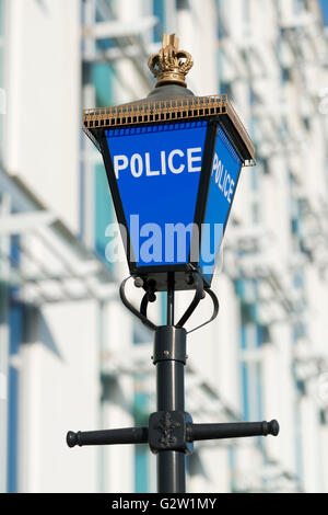 Una lampada di polizia al di fuori della Greater Manchester Questura situato nel Central Park in Newton Heath area della città Foto Stock