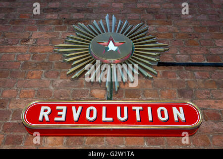 Rivoluzione bar su Albert Dock waterfront, Liverpool, Merseyside, Regno Unito Foto Stock